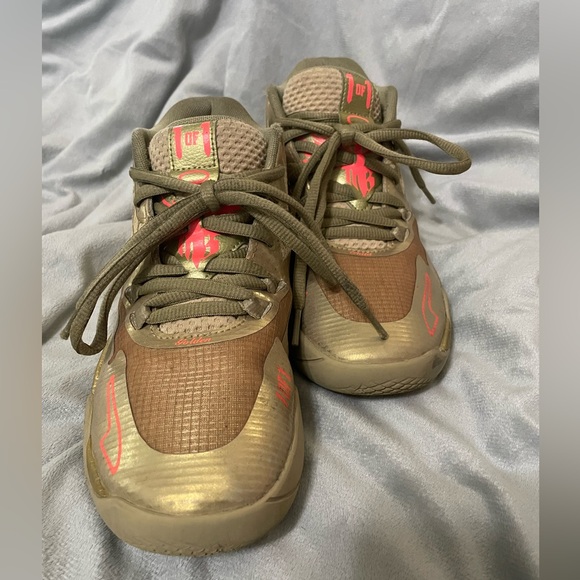 MELO Golden Childs Size 6.5 basketball shoes - Picture 2 of 8